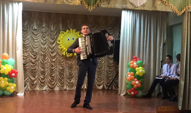 «Французький вальс» на акордеоні виконує студент факультету мистецтв Буранич Степан